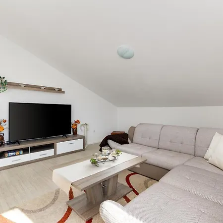 Anton Apartment *